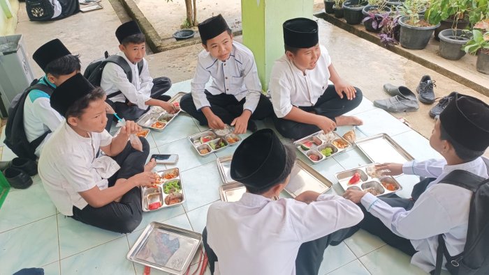 Lulusan Kelas 6 MIN 4 Tebo Kembali ke Madrasah, Ambil Rapor dan Nikmati MBG Pertama dan Terakhir Lulusan Kelas 6 MIN 4 Tebo Kembali ke Madrasah, Ambil Rapor dan Nikmati MBG Pertama dan Terakhir