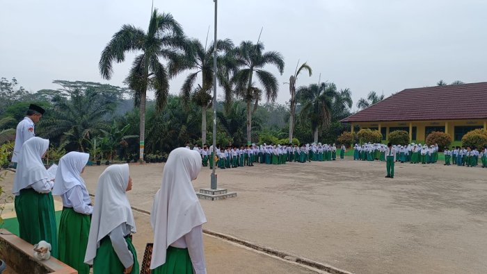 Amanat Pembina Upacara, Kepala MIN 4 Tebo Sambut Murid Baru dengan Pesan Kedisiplinan dan Sayang Sesama