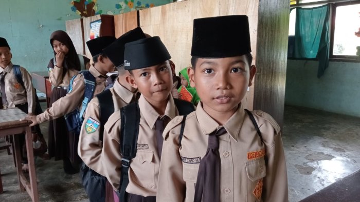 Baris Antre Sebelum Pulang, Siswa Kelas 3A MIN 4 Tebo Kini Harus Membuat Kalimat Bahasa Inggris Sederhana Baris Antre Sebelum Pulang, Siswa Kelas 3A MIN 4 Tebo Kini Harus Membuat Kalimat Bahasa Inggris Sederhana
