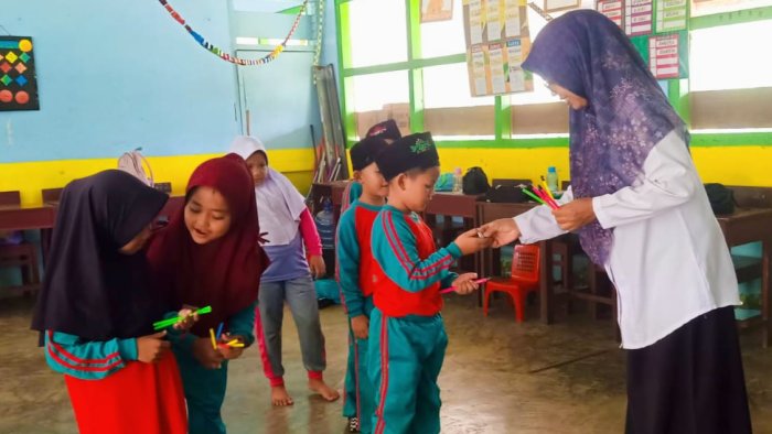 Hadiah untuk Si Pemberani, Cara MIN 4 Tebo Tanamkan Kepercayaan Diri Sejak Dini