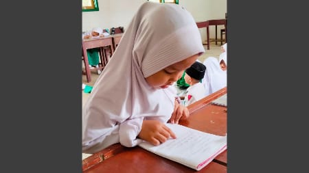 Fokus pada Literasi Dasar, Kemampuan Baca Tulisan Tangan Sendiri Siswa Kelas 1A MIN 4 Tebo Mulai Meningkat