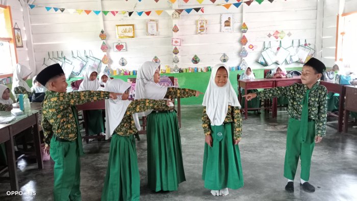 Siswa Kelas 2B MIN 4 Tebo Pahami Posisi Benda Melalui Permainan Tunjuk Cepat