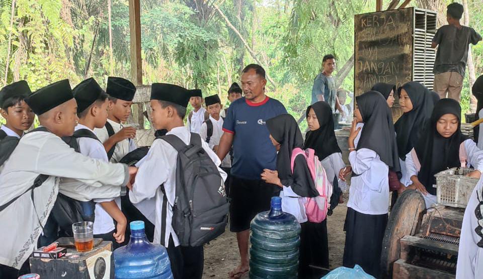 Kunjungan Edukatif Siswa MIN 4 Tebo ke Pabrik Kerupuk Rambak Kunjungan Edukatif Siswa MIN 4 Tebo ke Pabrik Kerupuk Rambak