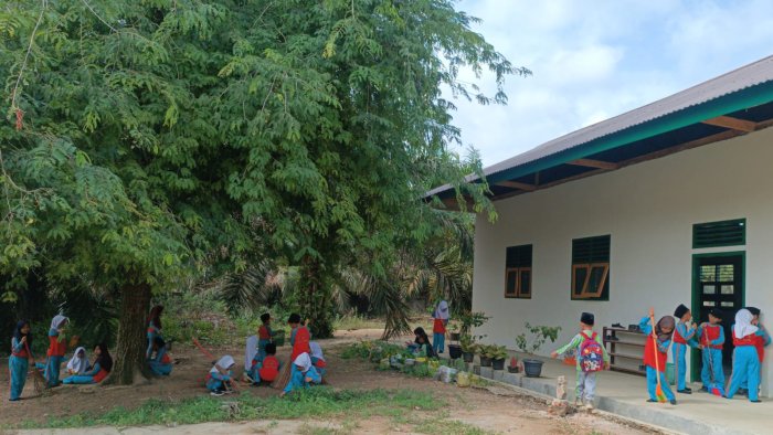 Sebelum Pulang, Siswa Kelas 1 MIN 4 Tebo Bersihkan Area Bermain, Tanamkan Tanggung Jawab Lewat Aksi Nyata