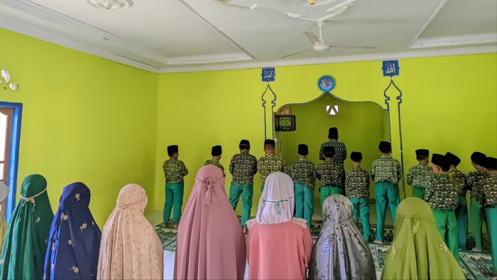 Kedekatan Antar Jenjang Kelas Terbangun Lewat Shalat Dzuhur Berjamaah di MIN 4 Tebo