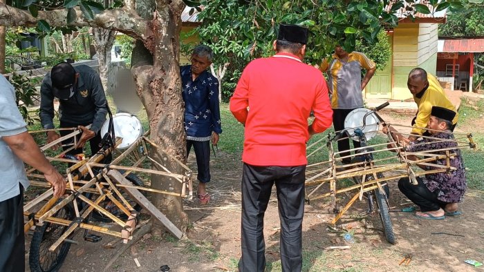 Suasana Kegotongroyongan Warga MIN 4 Tebo Pacu Persiapan Karnaval Kecamatan