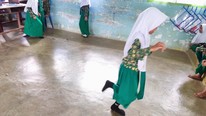 Belajar Keragaman Budaya Lewat Engklek, Siswa Kelas 3B MIN 4 Tebo Praktik Permainan Tradisional di Dalam Kelas