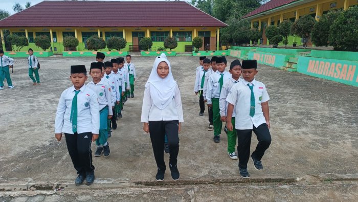 Calon Paskibra MIN 4 Tebo Mulai Tunjukkan Sinkronisasi Gerakan, Potensi Lulus Seleksi Terbuka Lebar Calon Paskibra MIN 4 Tebo Mulai Tunjukkan Sinkronisasi Gerakan, Potensi Lulus Seleksi Terbuka Lebar
