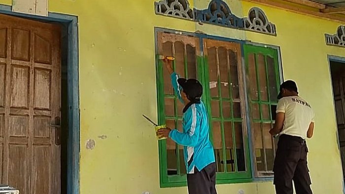 Musala Al-Falah MIN 4 Tebo Tak Luput dari Sentuhan Penyegaran, Pengecatan Kusen dan Dinding Luar Selesai Musala Al-Falah MIN 4 Tebo Tak Luput dari Sentuhan Penyegaran, Pengecatan Kusen dan Dinding Luar Selesai