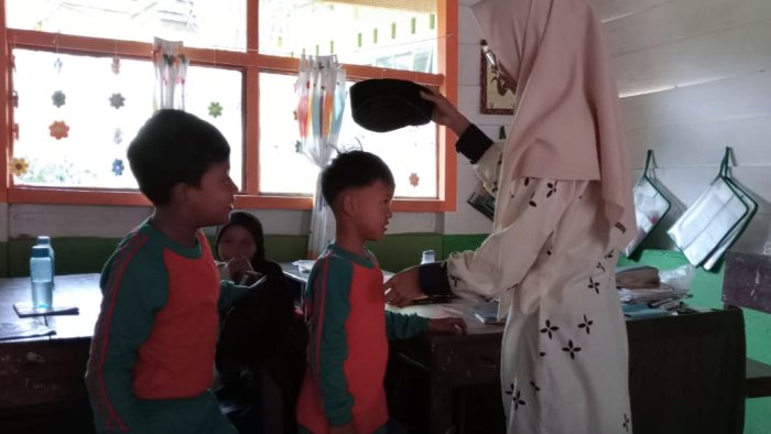 Guru Kelas 2B MIN 4 Tebo Lakukan Pemeriksaan Rambut Menjelang ASAS Guru Kelas 2B MIN 4 Tebo Lakukan Pemeriksaan Rambut Menjelang ASAS