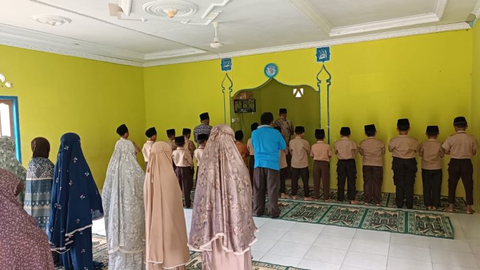 Siswa 4B dan 5B MIN 4 Tebo Laksanakan Salat Zuhur Berjamaah Siswa 4B dan 5B MIN 4 Tebo Laksanakan Salat Zuhur Berjamaah