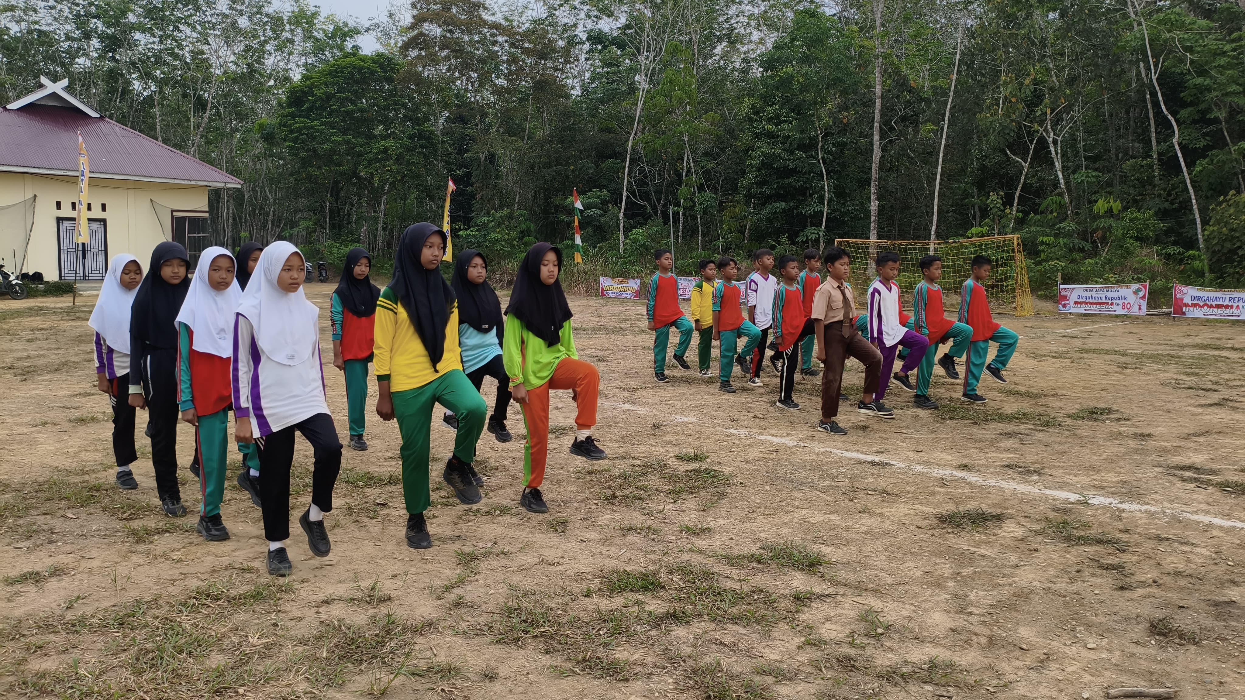 Siswa MIN 4 Tebo Ikuti Latihan Gabungan Paskibra di Lapangan Desa Jaya Mulya