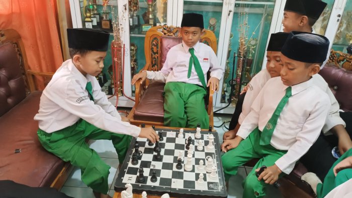 Manfaatkan Waktu Istirahat, MIN 4 Tebo Gelar Turnamen Catur Sederhana untuk Seleksi AKSIOMA