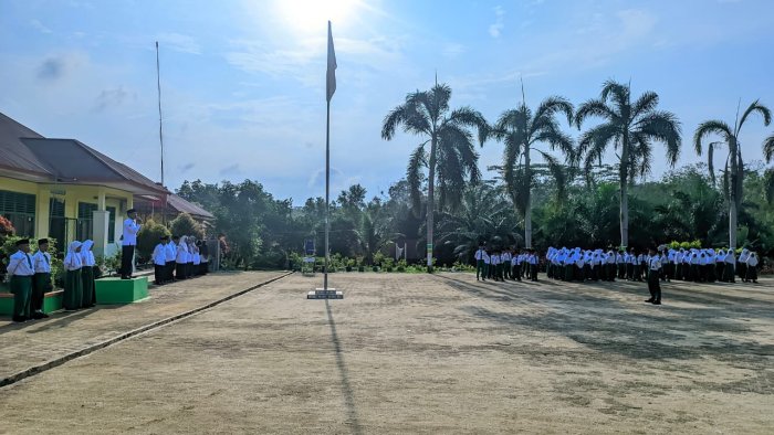 Khidmat & Tegas: Upacara Senin Pagi MIN 4 Tebo Ditutup Sesi Bimbingan Khusus untuk Pelanggar Tata Tertib Khidmat & Tegas: Upacara Senin Pagi MIN 4 Tebo Ditutup Sesi Bimbingan Khusus untuk Pelanggar Tata Tertib