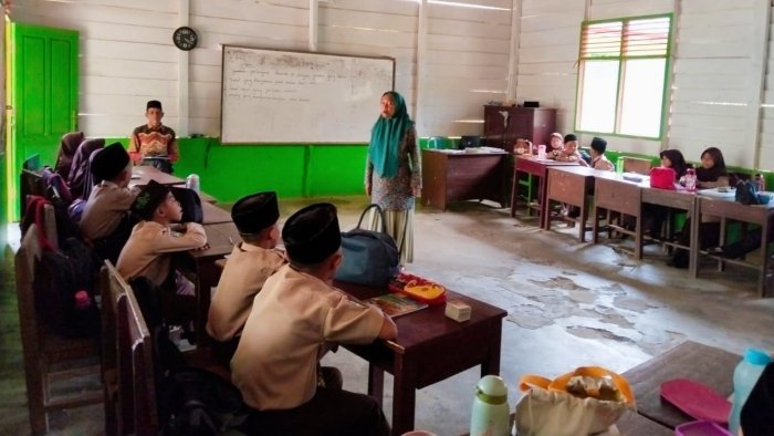 Supervisi Pembelajaran di Kelas 2A MIN 4 Tebo Oleh Guru Senior Supervisi Pembelajaran di Kelas 2A MIN 4 Tebo Oleh Guru Senior
