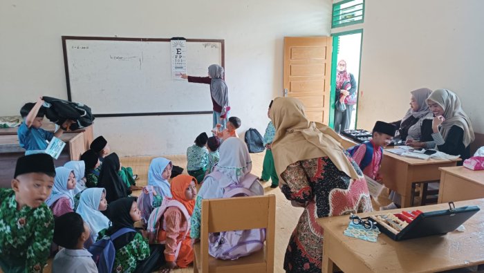 Kolaborasi dengan Optik Cahaya, Deteksi Dini Gangguan Mata Murid Baru MIN 4 Tebo Kolaborasi dengan Optik Cahaya, Deteksi Dini Gangguan Mata Murid Baru MIN 4 Tebo