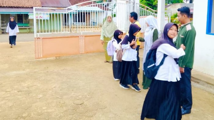 Bel Masuk Tak Lagi Sia-sia: Refleksi dan Keteladanan Kembalikan Makna Kedisiplinan di MIN 4 Tebo Bel Masuk Tak Lagi Sia-sia: Refleksi dan Keteladanan Kembalikan Makna Kedisiplinan di MIN 4 Tebo