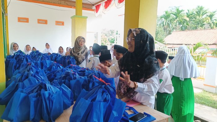 Siswa Kelas 5B MIN 4 Tebo Inisiatif Selipkan Kertas Apresiasi dan Request Menu dalam Goody Bag MBG Siswa Kelas 5B MIN 4 Tebo Inisiatif Selipkan Kertas Apresiasi dan Request Menu dalam Goody Bag MBG