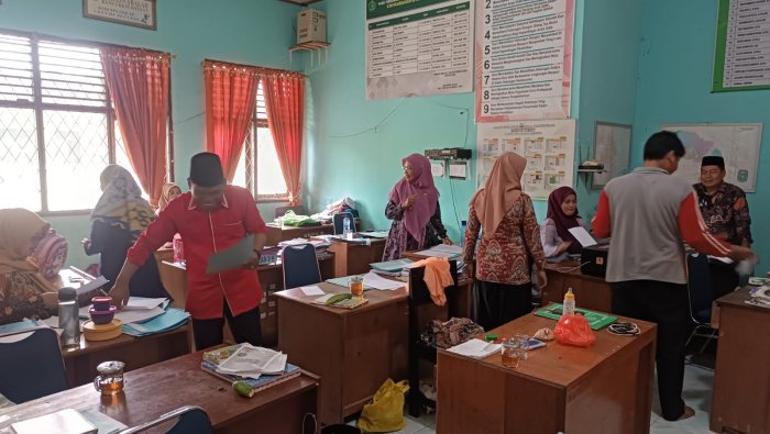 Kesibukan Meningkat di Ruang Guru MIN 4 Tebo Jelang Berbagai Agenda Akhir Semester Kesibukan Meningkat di Ruang Guru MIN 4 Tebo Jelang Berbagai Agenda Akhir Semester