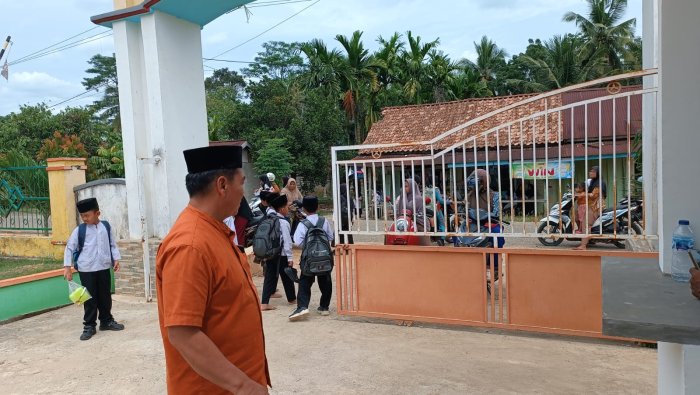 Keramahan Guru di Gerbang Saat Pulang Jadi Penguat Keamanan Siswa MIN 4 Tebo
