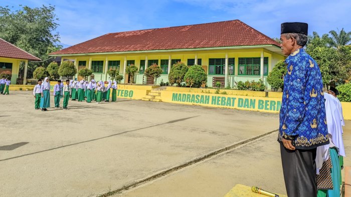 Upacara Hari Pahlawan di MIN 4 Tebo, Momentum Meneladani Semangat Juang Upacara Hari Pahlawan di MIN 4 Tebo, Momentum Meneladani Semangat Juang