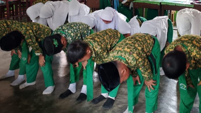 Belajar Shalat Fardhu dengan Praktik Langsung di Kelas 2B MIN 4 Tebo Belajar Shalat Fardhu dengan Praktik Langsung di Kelas 2B MIN 4 Tebo