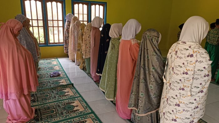Shalat Dzuhur Berjamaah di MIN 4 Tebo Dijalankan dengan Sistem Tertib dan Terjadwal Shalat Dzuhur Berjamaah di MIN 4 Tebo Dijalankan dengan Sistem Tertib dan Terjadwal