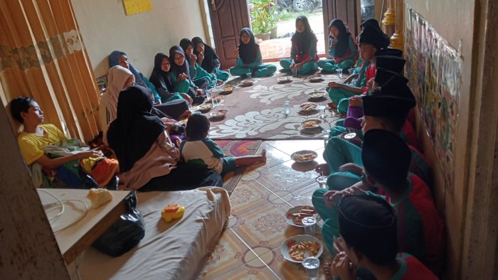 Bawa Semangat dan Kepedulian, Siswa Kelas 6B MIN 4 Tebo Jenguk Teman yang Telah Seminggu Lebih Sakit Bawa Semangat dan Kepedulian, Siswa Kelas 6B MIN 4 Tebo Jenguk Teman yang Telah Seminggu Lebih Sakit