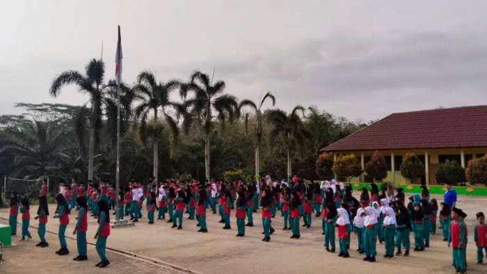 Senam Sabtu Pagi, Momen Pembiasaan Fisik dan Kebahagiaan Warga MIN 4 Tebo Senam Sabtu Pagi, Momen Pembiasaan Fisik dan Kebahagiaan Warga MIN 4 Tebo