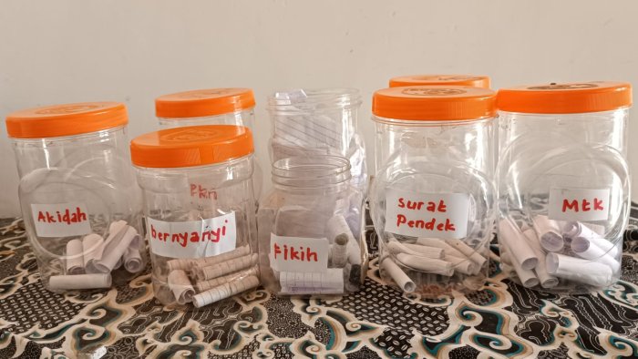 Strategi Wali Kelas 1B MIN 4 Tebo Atasi Kebosanan Belajar dengan Toples Kuis Strategi Wali Kelas 1B MIN 4 Tebo Atasi Kebosanan Belajar dengan Toples Kuis