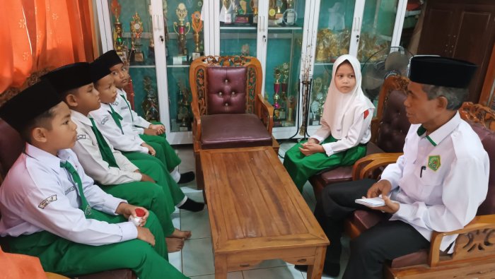 MIN 4 Tebo Serahkan Santunan untuk Lima Murid Yatim Piatu