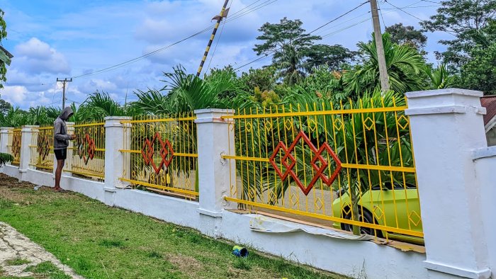 Pagar Depan MIN 4 Tebo Tampil Segar dengan Warna Cat Baru