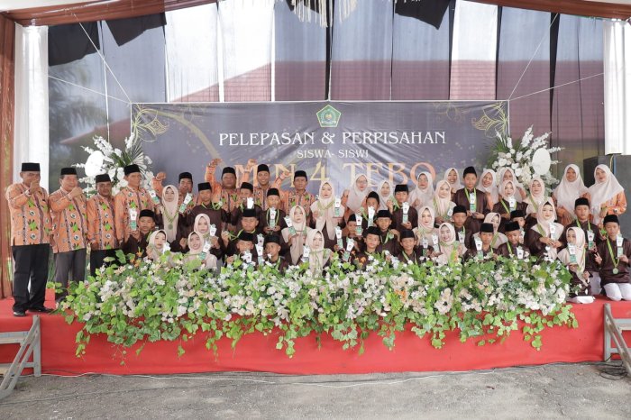 Pesan Haru Wali Murid, Kepala Madrasah, dan Pengawas Pembina Pada Pelepasan dan Perpisahan Siswa Kelas 6 MIN 4 Tebo