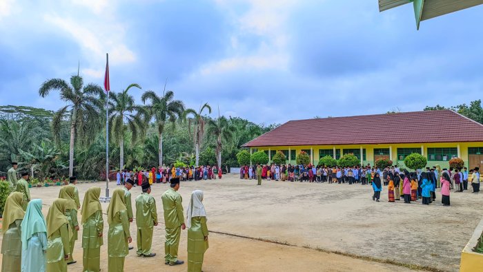 Kemeriahan Pakaian Adat Nusantara Warnai Upacara HGN MIN 4 Tebo Kemeriahan Pakaian Adat Nusantara Warnai Upacara HGN MIN 4 Tebo