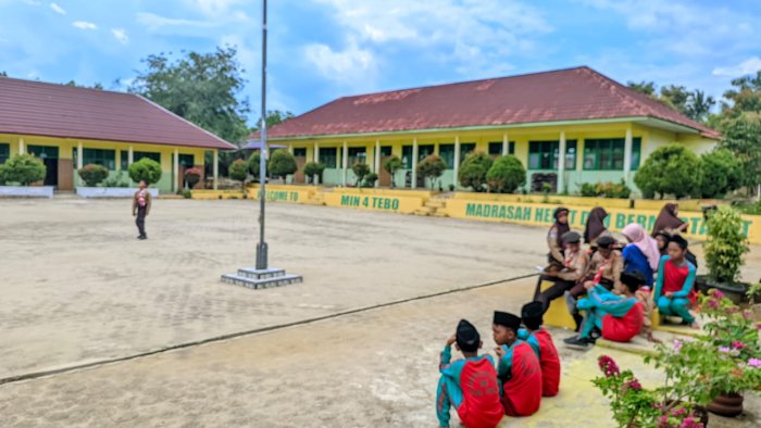 Hindari Kesalahan Terulang, Siswa Kelas 6B MIN 4 Tebo Latihan Matangkan Peran Sebagai Petugas Upacara Hindari Kesalahan Terulang, Siswa Kelas 6B MIN 4 Tebo Latihan Matangkan Peran Sebagai Petugas Upacara