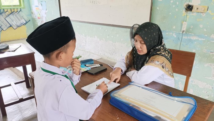 Wali Kelas 3B MIN 4 Tebo Berikan Pendampingan Menulis untuk Murid Sepulang Sekolah
