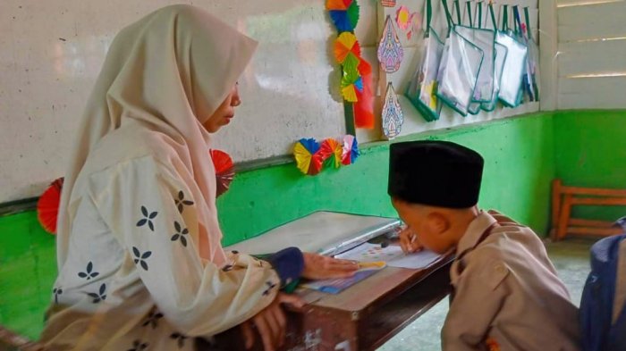 Dedikasi Penuh Wali Kelas 2B MIN 4 Tebo, Siswa Kesulitan Baca Kini Mulai Lancar dan Naik Tahap Dedikasi Penuh Wali Kelas 2B MIN 4 Tebo, Siswa Kesulitan Baca Kini Mulai Lancar dan Naik Tahap