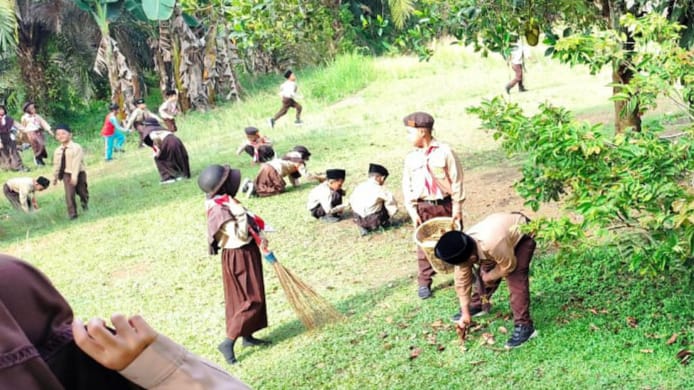Karakter Gotong Royong di MIN 4 Tebo: Dimulai dari Hal Kecil, Dipupuk Sejak Dini Karakter Gotong Royong di MIN 4 Tebo: Dimulai dari Hal Kecil, Dipupuk Sejak Dini