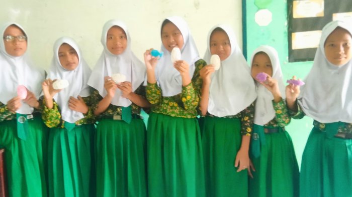 Kreativitas Terasah, Siswa Kelas 6A MIN 4 Tebo Praktik Seni Ukir Ragam Hias Flora Fauna di atas Sabun Batang