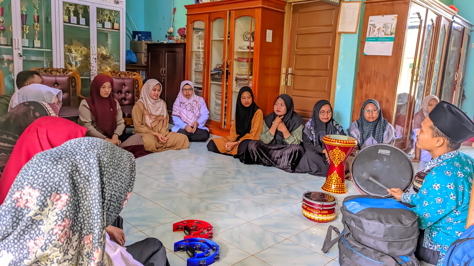 Guru dan Mahasiswa PPLK IAI Yasni Bungo Gelar Latihan Hadroh Bersama di MIN 4 Tebo