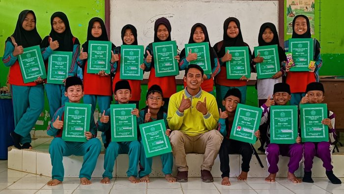 Refleksi dan Komitmen Bersama Warnai Pembagian Rapor Semester Ganjil MIN 4 Tebo