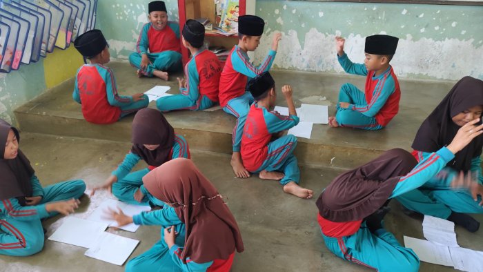 Bermain Sambil Belajar, Inilah Potret Pembelajaran yang Dirindukan Siswa MIN 4 Tebo Bermain Sambil Belajar, Inilah Potret Pembelajaran yang Dirindukan Siswa MIN 4 Tebo