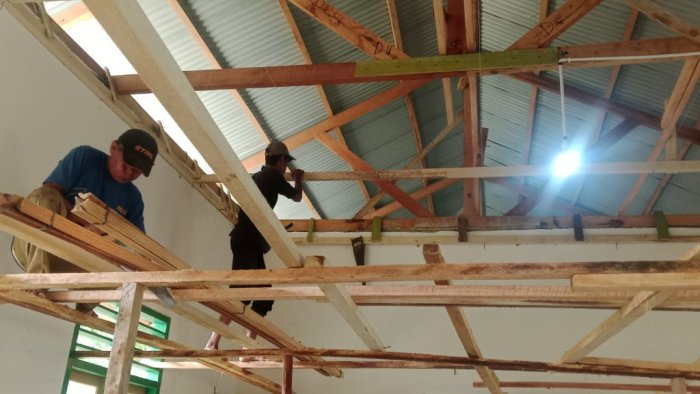 Bantuan Terealisasi, Pemasangan Plafon Ruang Kelas di MIN 4 Tebo Mulai Dikerjakan Bantuan Terealisasi, Pemasangan Plafon Ruang Kelas di MIN 4 Tebo Mulai Dikerjakan