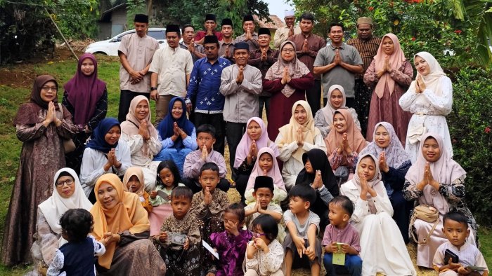 Merawat Tradisi Silaturahmi Lebaran Keluarga MIN 4 Tebo, Open House Terbatas di Tiga Rumah Secara Bergilir Merawat Tradisi Silaturahmi Lebaran Keluarga MIN 4 Tebo, Open House Terbatas di Tiga Rumah Secara Bergilir