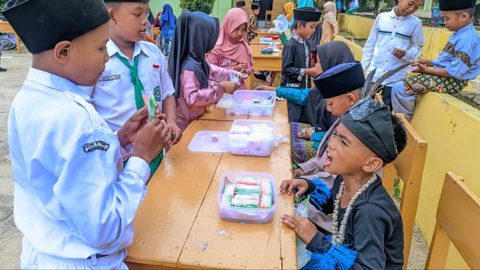 Market Day di MIN 4 Tebo Bukan Sekadar Jualan, Tapi Wujud Kolaborasi Ibu dan Anak Market Day di MIN 4 Tebo Bukan Sekadar Jualan, Tapi Wujud Kolaborasi Ibu dan Anak