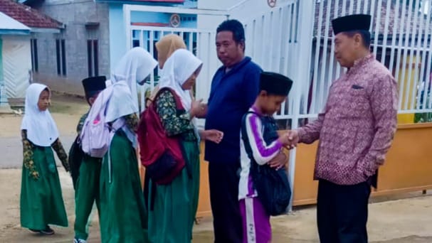 Senyum Pagi Guru di Gerbang Madrasah Menyapa Siswa MIN 4 Tebo Senyum Pagi Guru di Gerbang Madrasah Menyapa Siswa MIN 4 Tebo