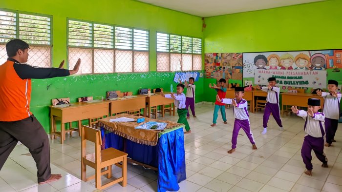 Kelas 5B MIN 4 Tebo Praktik Pola Gerak Dasar Pencak Silat