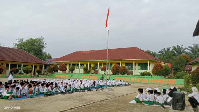 Muhadhoroh Selasa Pagi: Wujud Pembiasaan Positif dan Pendidikan Karakter Siswa MIN 4 Tebo Muhadhoroh Selasa Pagi: Wujud Pembiasaan Positif dan Pendidikan Karakter Siswa MIN 4 Tebo