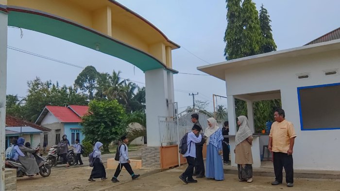 Guru MIN 4 Tebo Manfaatkan Sambut Pagi untuk Deteksi Dini Kondisi Fisik dan Psikologis Siswa Selama ASAS