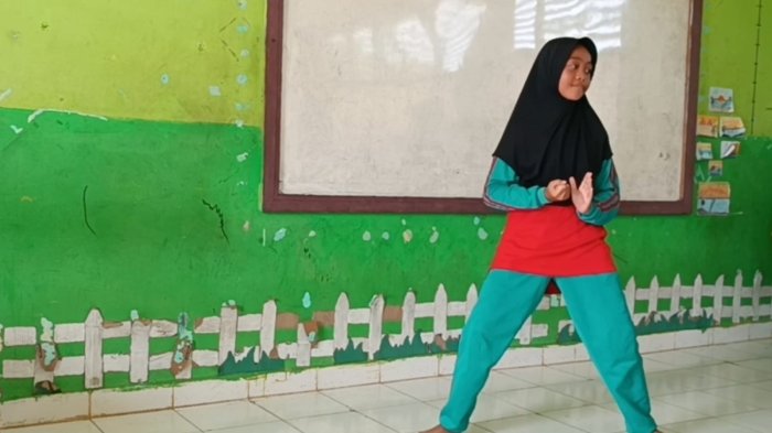 Siswa Kelas 5B MIN 4 Tebo Unjuk Kebolehan dalam Ujian Praktik Gerak Dasar Pencak Silat
